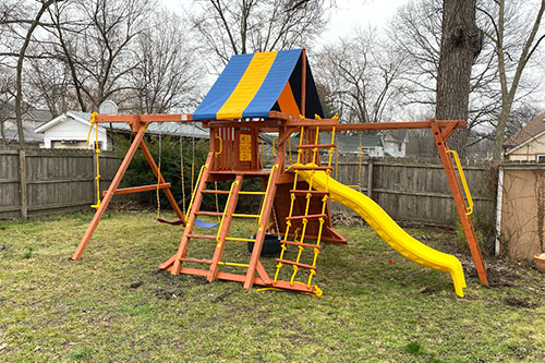 Parrot Island Playcenter w/BYB Tarp, 4×4 Monkey Bars and Yellow Wave Slide